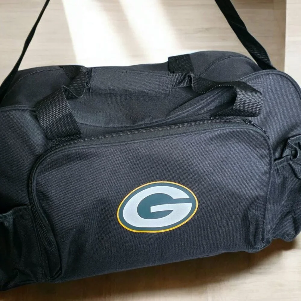 NWOT GREEN BAY PACKER Black With Logo Adjustable Strap Footed Duffle Bag